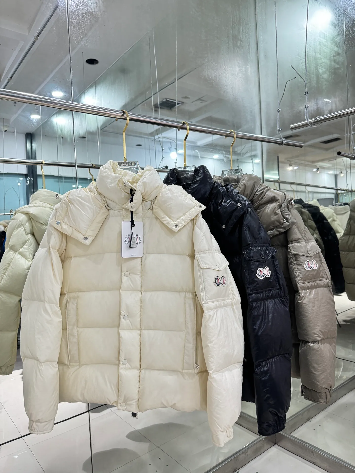 P390 Moncler/ 2026 70 、 。 DNA ， ， 。 Classic ， 、 。 Classic 70 。 Quality， 90 ，Premium Quality ， ，Black ！ Sizes M-3XL